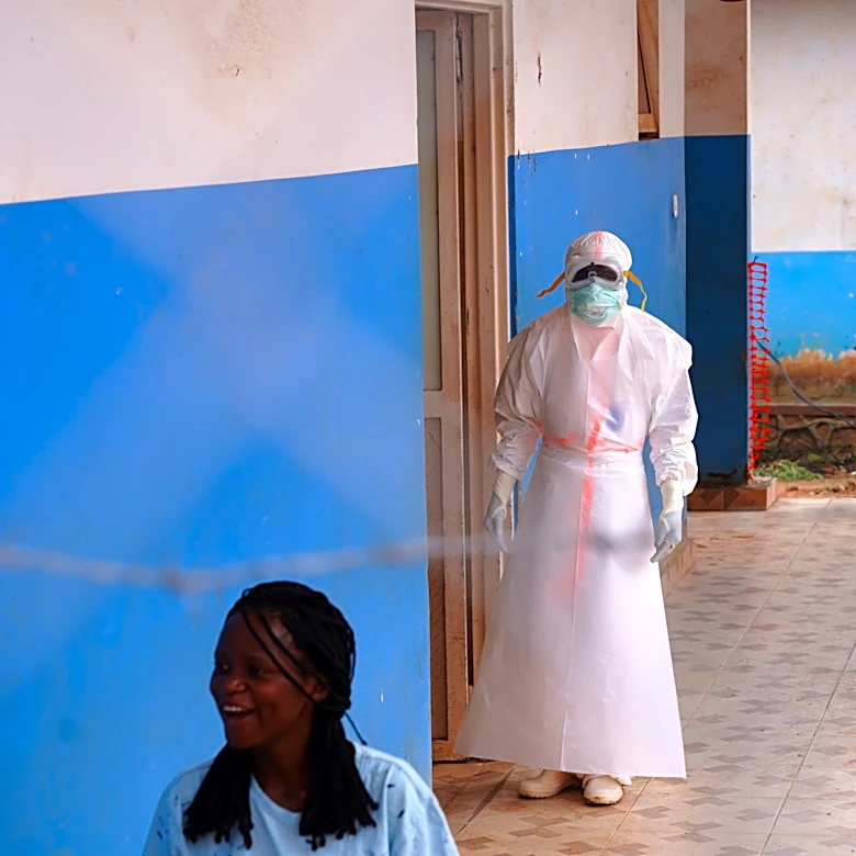 AP Explica: Los desafíos de combatir el brote de ébola que ha causado estragos en Congo y Uganda