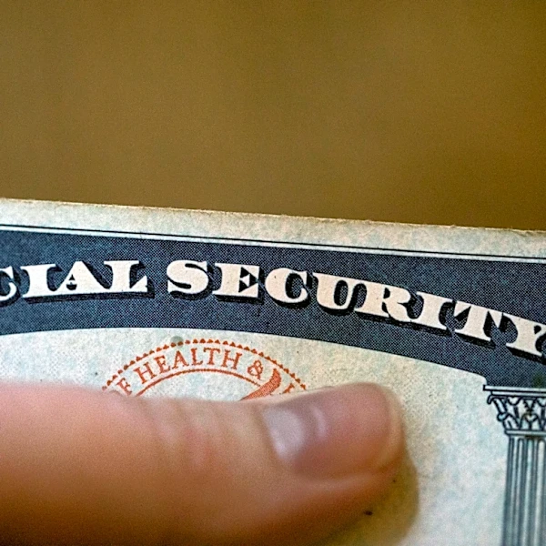 Demócratas dicen que jefe del Seguro Social difundió mensajes engañosos sobre ley fiscal de Trump