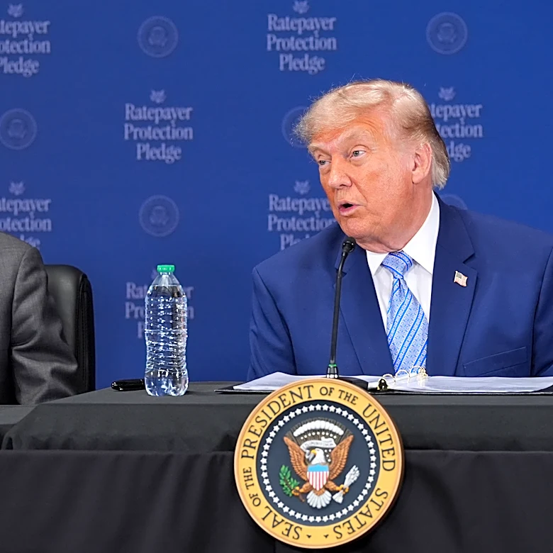 Trump amplía compromiso voluntario para evitar alzas en facturas por centros de datos