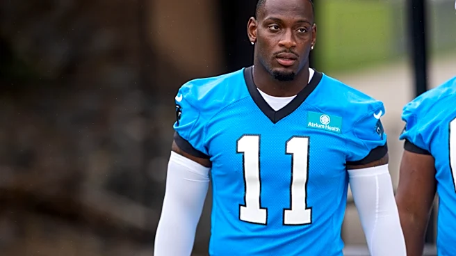 Panthers pierden a linebacker exterior Nic Scourton por rotura de ligamento, dice fuente a la AP