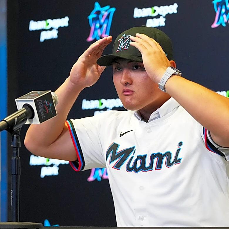 Marlins presentan al jonronero japonés Rintaro Sasaki