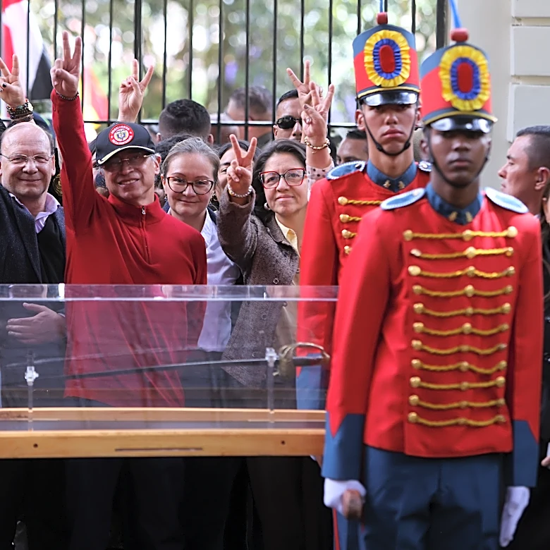 Petro niega permiso para usar una guarnición militar de Colombia en posesión de De la Espriella
