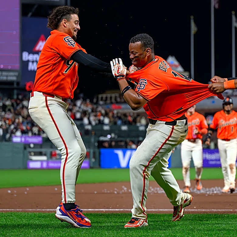 Devers pega jonrón temprano y decide en la 10ma el triunfo de Gigantes, 8-6 ante Angelinos