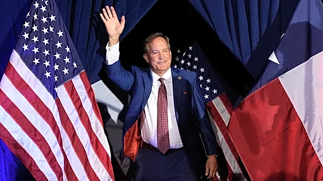 Años de escándalos no han frenado a Ken Paxton. ¿Puede James Talarico cambiar eso?