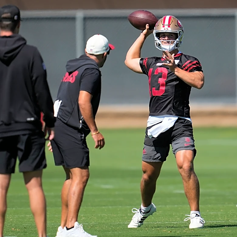El QB de 49ers Brock Purdy se adapta al inicio del campamento sin Kyle Shanahan