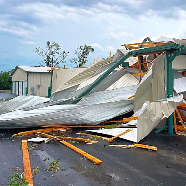 Tornado en Wisconsin causa grandes daños y deja sin luz a miles de hogares