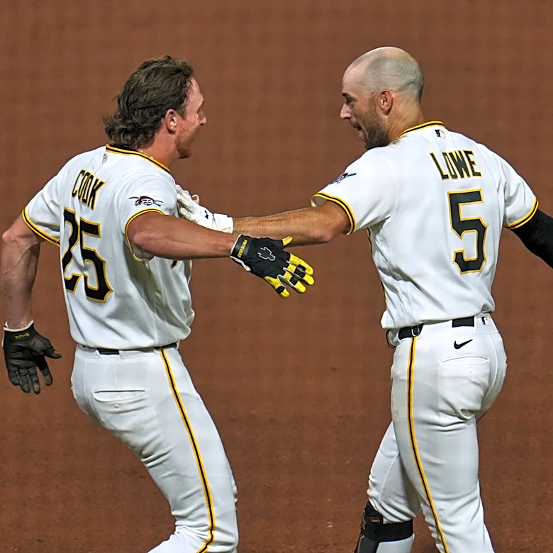 Brandon Lowe impulsa la carrera del triunfo en la 10ma y los Piratas vencen 3-2 a Diamondbacks