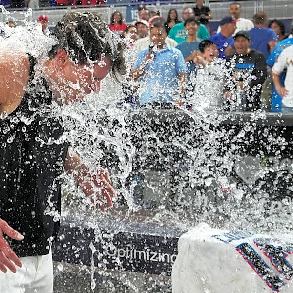 Sencillo impulsor de Conine deja tendidos a los Filis y corta racha de 12 derrotas de Marlins, 8-7