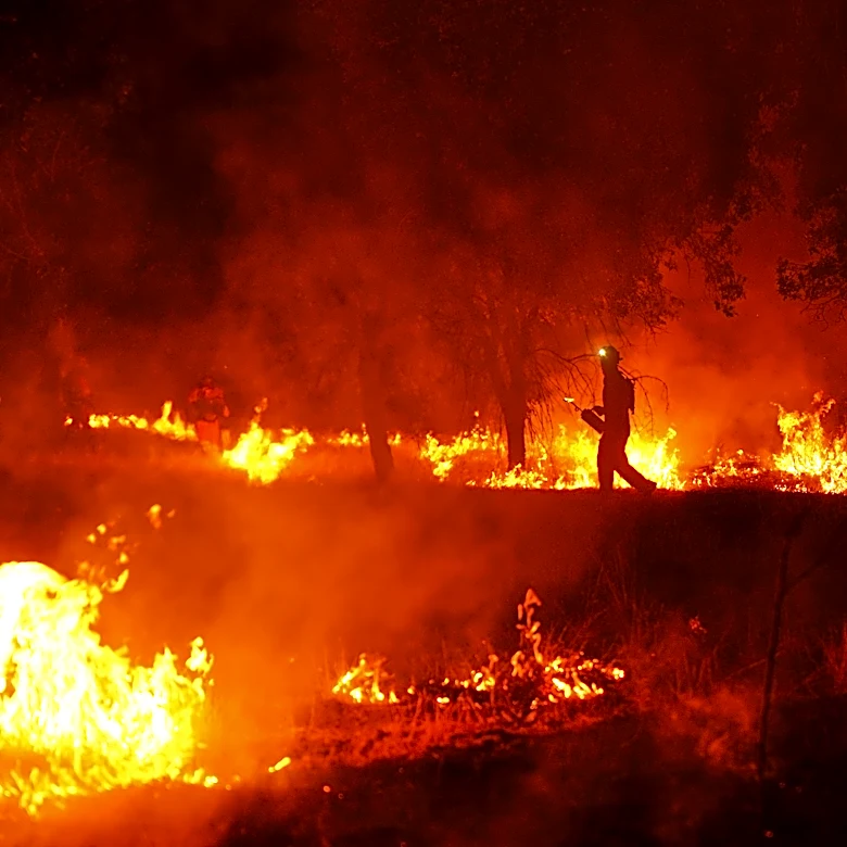Bomberos españoles describen incendio récord: "hagas lo que hagas no serás capaz de extinguirlo"