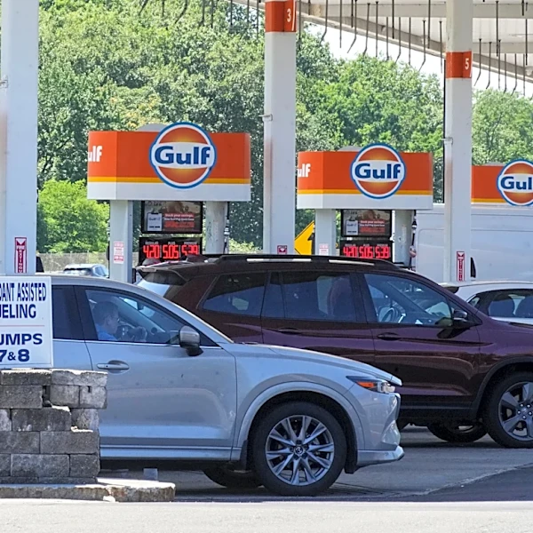 Alza de precios de combustible hace caer la confianza de los consumidores estadounidenses