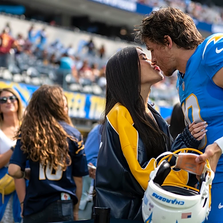 Un anillo para Justin Herbert: el quarterback se compromete con Madison Beer