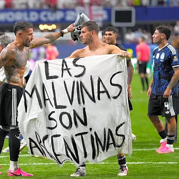 La FIFA abre procedimiento a Argentina por pelea y pancarta de las Malvinas en el Mundial