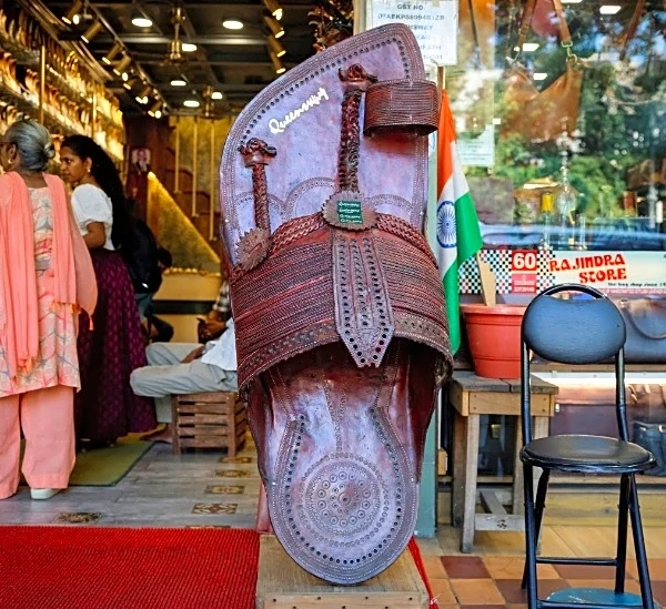 Prada busca limar asperezas con sus sandalias "Made in India"