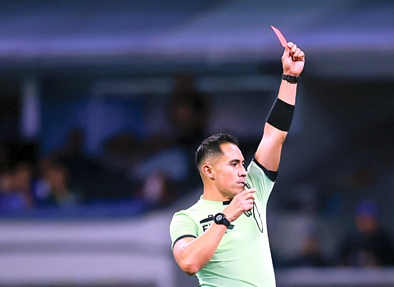IFAB aprueba tarjeta roja para futbolistas que se tapen la boca durante enfrentamientos verbales