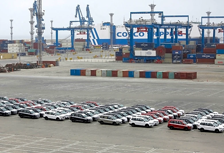 Más de 70 demócratas instan a Trump a mantener el veto a los automóviles chinos en EEUU