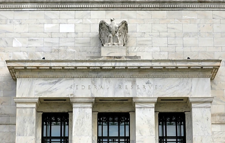 Fed mantiene tasas  sin cambios por alta inflación; tres votan contra sesgo del comunicado