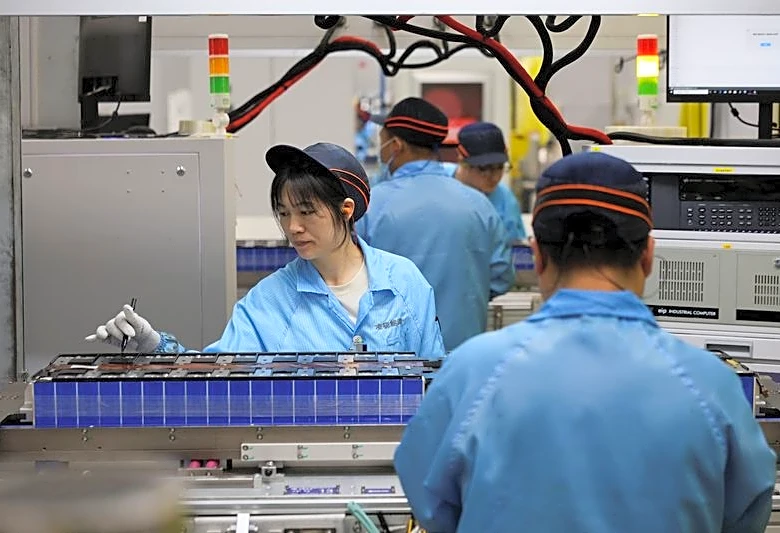 La actividad industrial de China sigue creciendo, según el PMI, mientras aumenta el riesgo por Irán