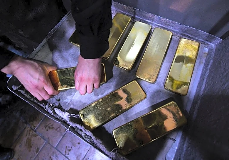 El oro sube desde mínimo de un mes por baja del dólar; mercado evalúa tensiones con Irán