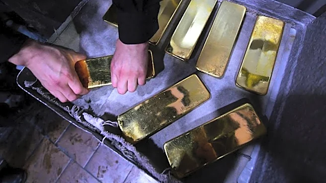 El oro sube desde mínimo de un mes por baja del dólar; mercado evalúa tensiones con Irán