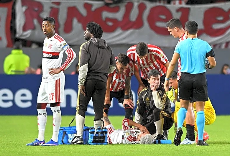 Uruguayo Arrascaeta luchará por recuperarse a tiempo para el Mundial tras fracturarse la clavícula