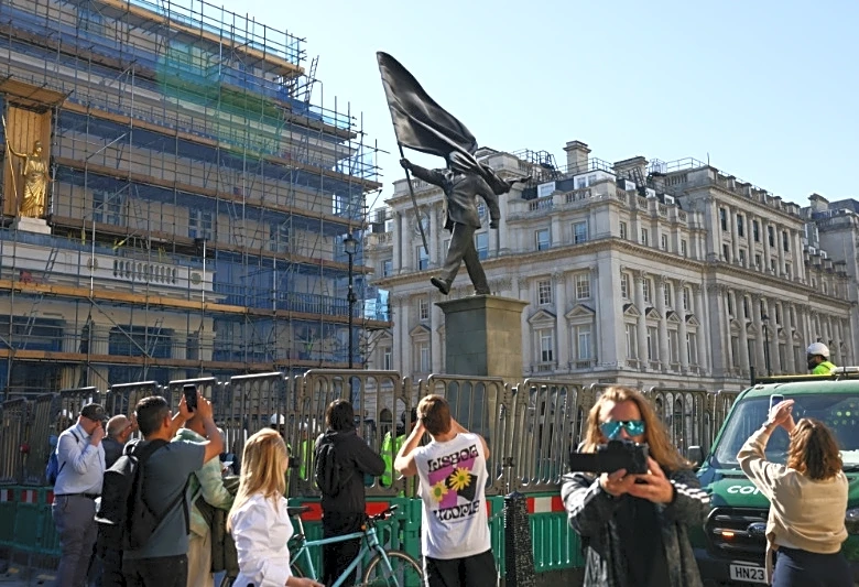 Banksy instala una estatua de un hombre con una bandera en el centro de Londres