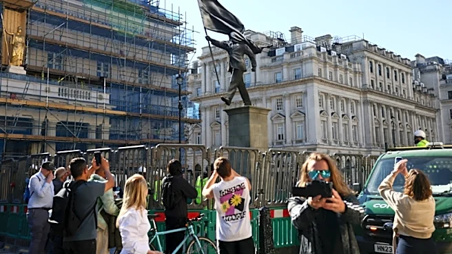 Banksy instala una estatua de un hombre con una bandera en el centro de Londres
