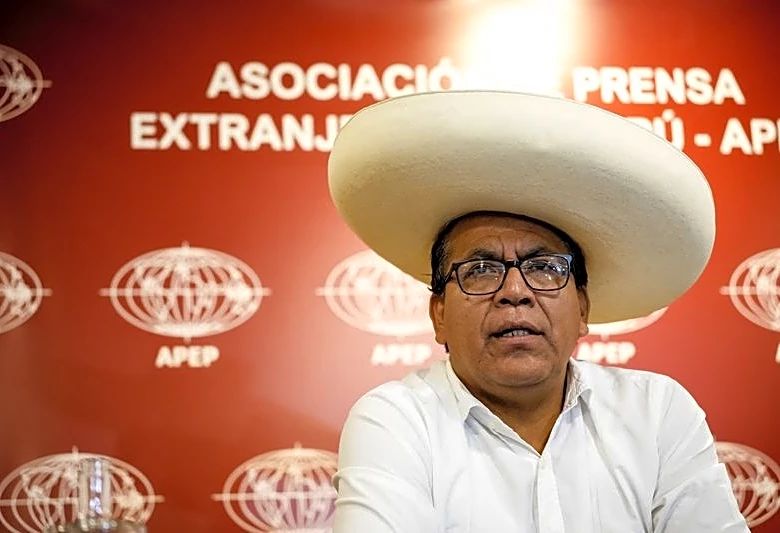 Sánchez, candidato de izquierda en Perú, plantea "nueva minería" con banco para productores pequeños