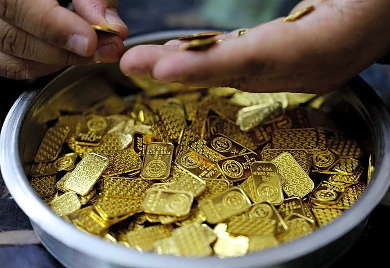 Oro se encamina a caída semanal; altos precios del crudo avivan temor inflacionista