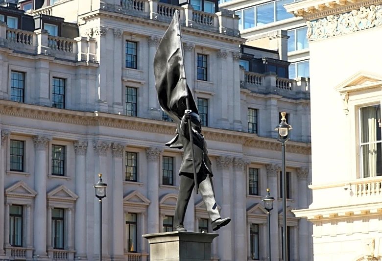 Londres, encantado con la nueva estatua de Banksy de un hombre cegado por una bandera