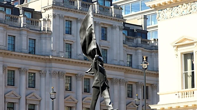 Londres, encantado con la nueva estatua de Banksy de un hombre cegado por una bandera