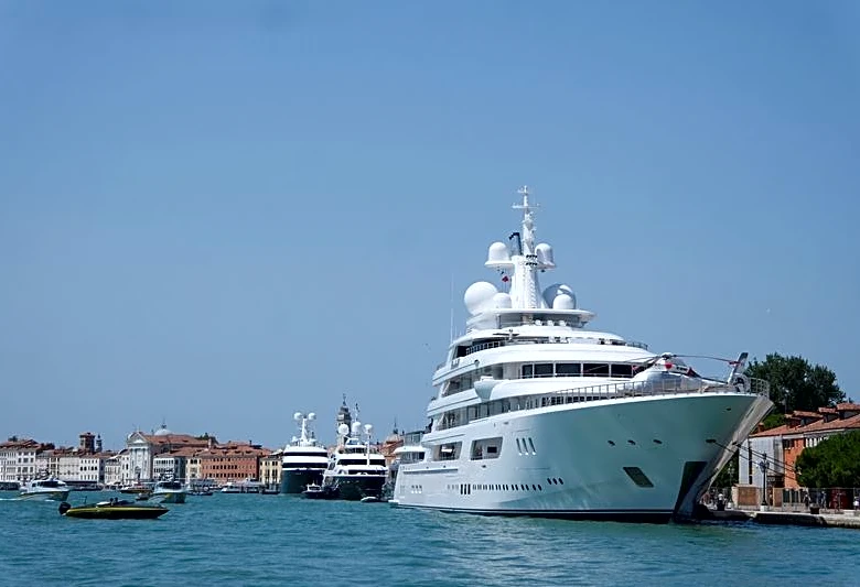 Venecia se prepara para protestas por la llegada del embajador de EEUU en un superyate