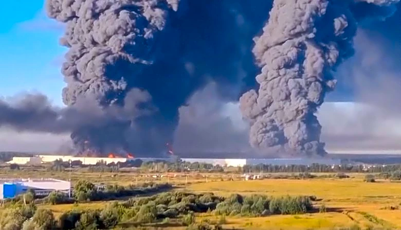 Drones ucranianos dejan siete muertos en almacén ruso y provocan incendio en terminal petrolera