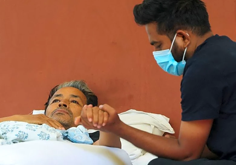 La policía traslada a un activista indio en ayuno al hospital en contra de su voluntad