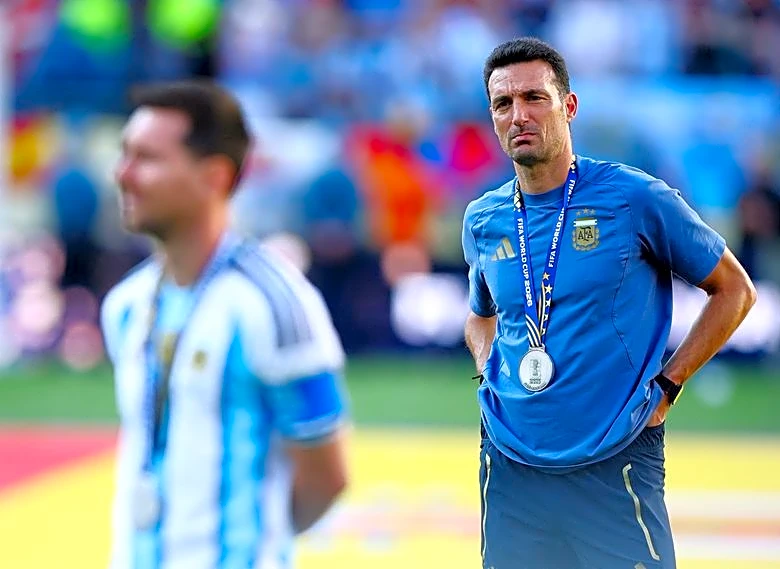 Emocionado DT de Argentina pone en duda futuro al frente del equipo tras derrota en final del Mundial