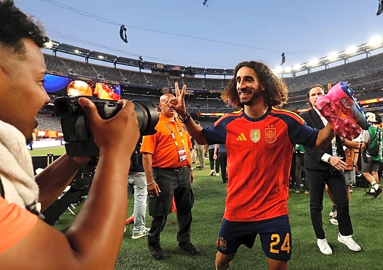 Cucurella es un hombre de palabra y debe cumplir promesa del tatuaje, dice DT español De la Fuente