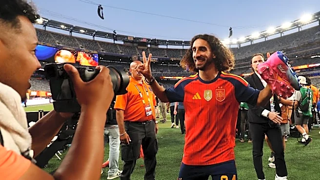 Cucurella es un hombre de palabra y debe cumplir promesa del tatuaje, dice DT español De la Fuente
