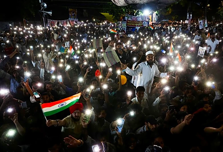La policía golpea a manifestantes durante una protesta del movimiento de "las cucarachas" en India