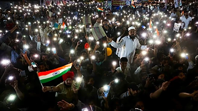 La policía golpea a manifestantes durante una protesta del movimiento de "las cucarachas" en India