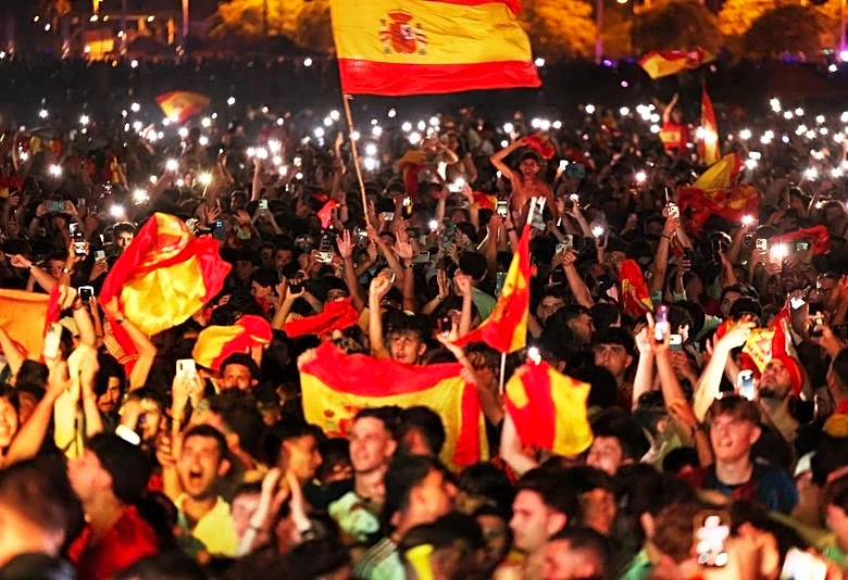 Un adolescente fallece en España tras derrumbarse una fuente en las celebraciones del Mundial