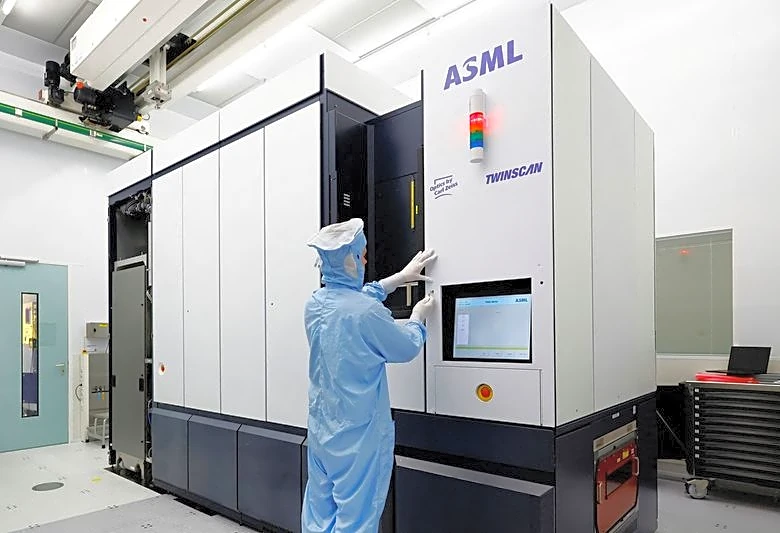 ASML ofrecerá a empleados una prima de permanencia de 20.000 euros por seguir en la empresa