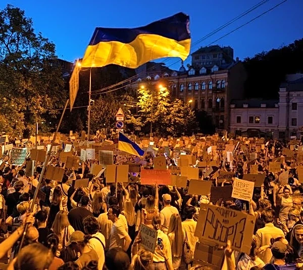 Zelenski se reúne con mandos militares mientras se intensifican las protestas callejeras