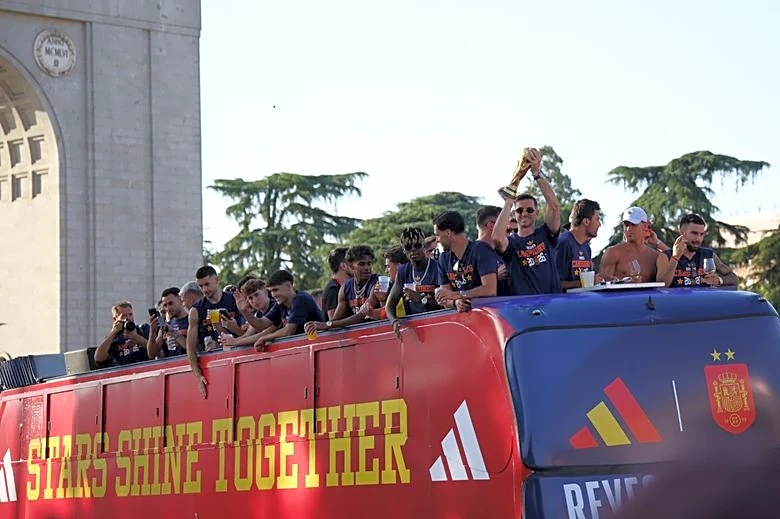Una multitud celebra a selección de España como "Reyes del Mundo" en Madrid
