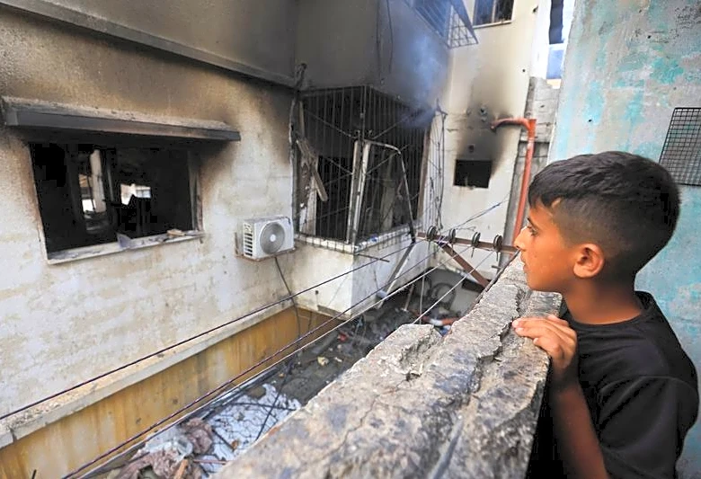 Un ataque aéreo israelí mata a una familia de seis miembros en Gaza, según sanitarios