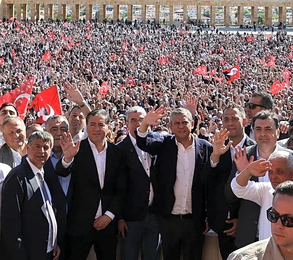 El líder de la oposición turca formará un nuevo partido para desafiar a Erdogan
