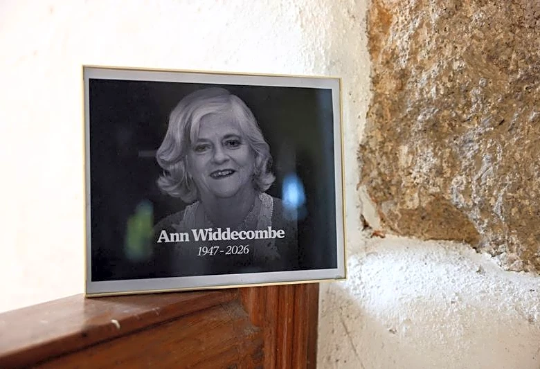 Exministra británica Widdecombe fue asesinada con 21 golpes de martillo: fiscales