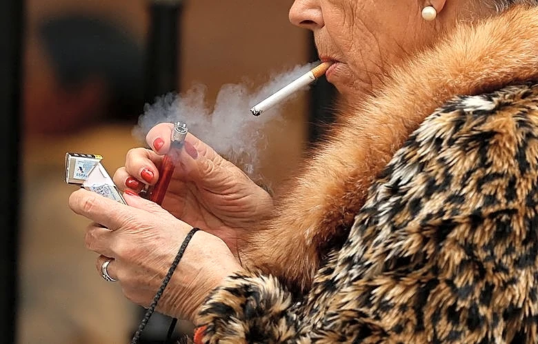 España pretende ampliar prohibición de fumar a las terrazas e incluir los cigarrillos electrónicos