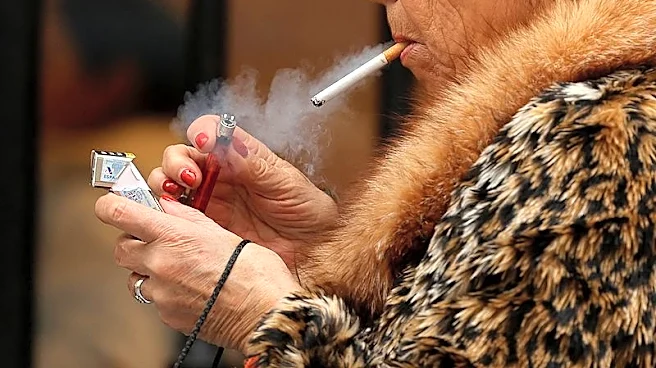 España pretende ampliar prohibición de fumar a las terrazas e incluir los cigarrillos electrónicos