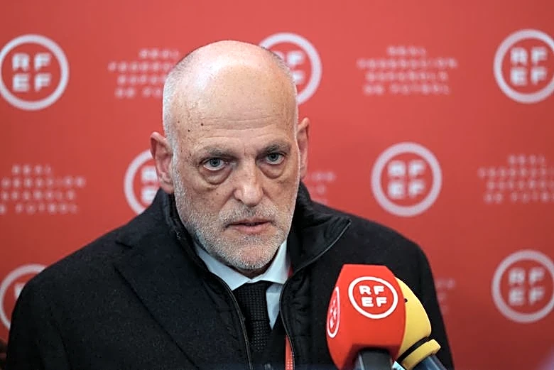 Presidente de LaLiga acusa a FIFA de "destruir la industria del fútbol", pide dimisión de Infantino