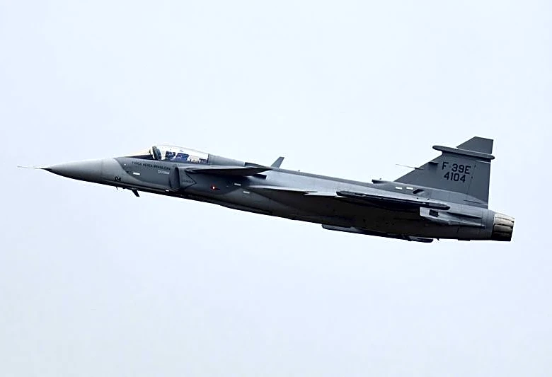 Embraer y Saab acuerdan fabricar más cazas Gripen en Brasil