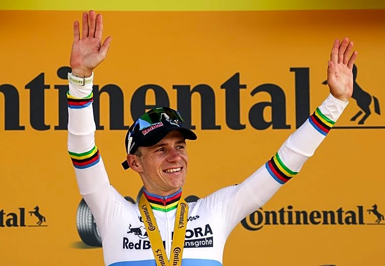 Evenepoel reconoce que su victoria tiene sabor "agridulce" tras caída de su compañero Lipowitz